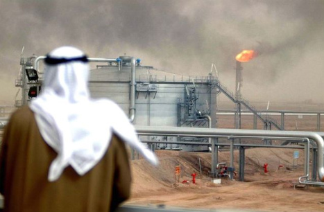 Al alentar los precios del petróleo a caer, Arabia Saudita está tomando un riesgo calculado en su relación ya tensa con los EE.UU., con la esperanza de que el daño potencial a la industria petrolera de Estados Unidos se verá compensado por los premios geopolíticos y económicos que se ofrecen a Washington.