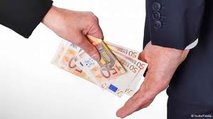 En Europa y Estados Unidos, los gobiernos hacen lo que los lobbies financieros les mandan, asegura el doctor en derecho Juan Hernández Vigueras. La prueba más evidente, señala en entrevista, es que aunque la banca generó la crisis económica, ésta no sólo fue rescatada con dinero público, sino que se erigió en prestamista de las propias administraciones públicas: