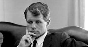 Mi padre, Robert F. Kennedy, que admiraba el valor de esos excombatientes y sentía una culpa abrumadora por haber puesto a los cubanos en peligro durante esa invasión mal planificada, asumió en persona la responsabilidad de encontrarles casa y trabajo, e incluso facilitó la incorporación de muchos de ellos a las Fuerzas Armadas de Estados Unidos.