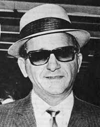 Santo Trafficante, jefe de la mafia y zar de los casinos de La Habana, que mantuvo una estrecha colaboración con la CIA en varias conspiraciones para asesinar a Fidel, les dijo a sus cómplices cubanos que JFK sería blanco de un atentado.