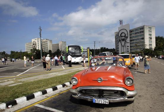 Los turistas visitan Plaza de la Revolución en La Habana, 15 de enero de 2015. REUTERS-Stringer,