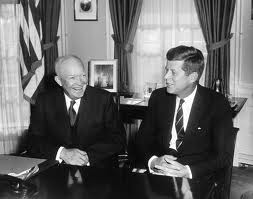 “Pero siento que” Kennedy “heredó una situación difícil: no creo que el Presidente de los Estados Unidos sea realmente libre alguna vez, y creo que… está en estos momentos sintiendo el impacto de su falta de libertad. También creo que él entiende ahora el grado en el que ha sido engañado, en especial, por ejemplo, con la respuesta de Cuba durante la invasión de Bahía de Cochinos”, continuó Castro.