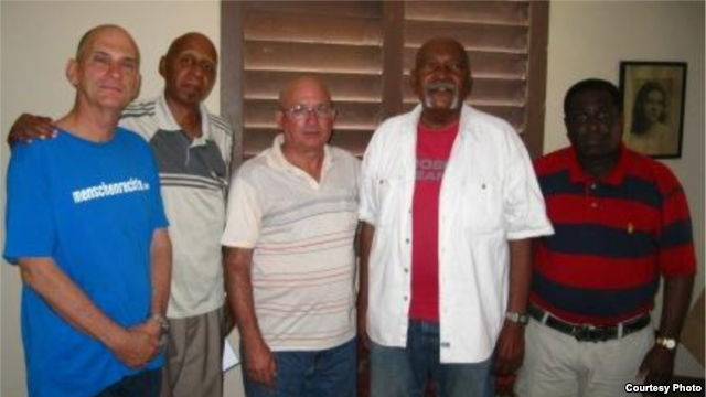 Foto: de Concilio Cubano. El 13 de febrero, Hermanos al Rescate donó dinero a Concilio Cubano por medio de Sebastián Arcos Bergnes, un reconocido disidente cubano. Dos días después, el gobierno arrestó a unos 180 miembros de Concilio Cubano y prohibió la anunciada reunión. declararo Jose Basulto http://www.hermanos.org/docs/parb9602.html— Foto De izquierda a derecha, René Gómez Manzano, Guillermo Fariñas Hernández, Félix Navarro Rodríguez, Directiva de Concilio Cubano.