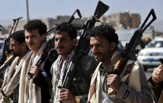 Milicianos hutíes en los alrededores del Palacio Presidencial de Yemen, en Saná. Foto Efe