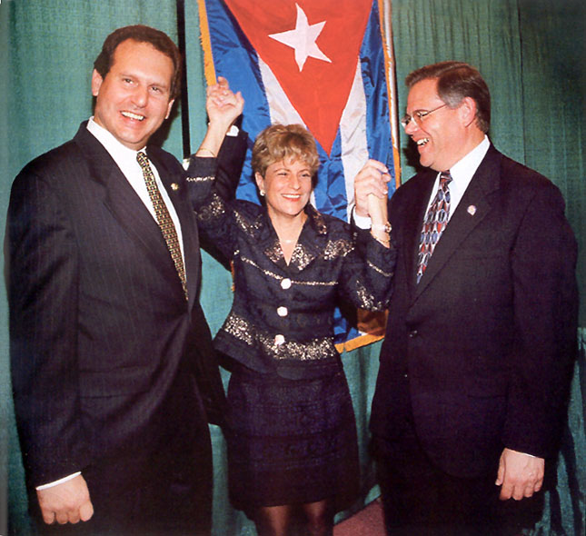 “Le advertimos en repetidas ocasiones a Hermanos al Rescate. Hasta el punto de que Hermanos al Rescate se quejó a sus congresistas cubanoamericanos que los estábamos persiguiendo”, dijo Richard Nuccio.Foto: Los congresistas cubanoamericanos Lincoln Díaz-Balart (R-Fla), Ileana Ros-Lehtinen (R-Fla) and. Bob Menendez (D-NJ).