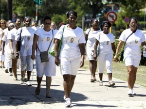 A estas alturas del juego ya "las Damas de Blanco" cuentan con una reserva entre “Las Damas de Apoyo” (no fundadoras) integradas sobre todo por mujeres de origen afrodescendientes —tejido social humano proveniente de los sectores menos favorecidos de la sociedad con lo que colateralmente esperan además complacer al exilio tradicional histórico, integrados en su inmensa mayoría por blancos, y a los fines partidistas de estos. 