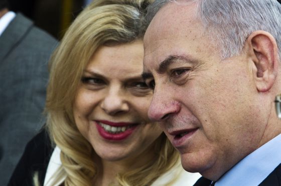 “Bibí” incluso permitía r a Sara Netanyahu, su esposa, husmear detrás del espejo del mundo de la inteligencia israelíes la que exigía conocer los Perfiles Psicológicos de los líderes mundiales a quienes ella y su esposo recibirían o visitarían, incluyendo entre estos perfiles de conducta humana la vida sexual del presidente Bill Clinton entre otros.. Foto: entre otros. Sara y Benjamín Netanyahu, primer ministro de Israel. / CORDON PRESS