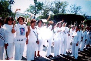  "Las Damas de Blanco" fueron planeadas dentro de una Operación Psocológica de Inteligencia (OSIS) dentro del marco de una Operación Negra (Blacks Ops) de los Servicios Especiales estadounidenses para ser ejecutada posterior a la decisión que estaría obligada a adoptar las autoridades cubanas de operar, procesar, sancionar y encarcelar a un numeroso grupo de activos (esposos y familiares cercanos de las mismas) que formaban parte —conscientes o inconsciente— de una operación encubierta en desarrollo cuyo objetivo principal consistía en un plan de ingeniería social de desestabilización hacia el gobierno de la isla.