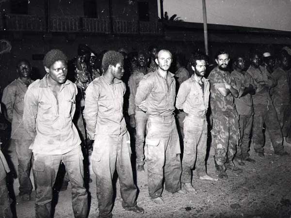 Soldados del FNLA de origen portugués capturados por el MPLA y los cubanos en la batalla de Caxito, el 7 de septiembre de 1975.