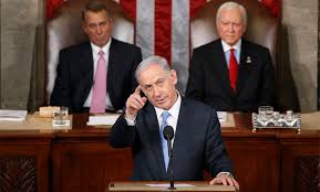 “Bibí” fue “invitado” a pronunciarse —la tercera vez que lo hace como primer ministro israelí— ante el pleno del Congreso de los EE.UU. por el Presidente de la Cámara de Representantes o su Portavoz (en inglés, Speaker of the United States House of Representatives) John Boehner (a la izquierda en la foto) sin contar con la Casa Blanca todo ello dentro del contexto político de un sector republicano de derecha de no dejar gobernar a la actual administración demócrata
