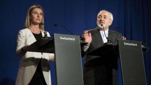 Zarif y Mogherini anuncian en rueda de prensa el acuerdo nuclear La alta representante de Política Exterior de la Unión Europea, Federica Mogherini, y el ministro de Exteriores de Irán, Mohamad Javad Zarif, han anunciado en rueda de prensa un acuerdo por el que Irán se compromete a la utilización civil de las instalaciones nucleares iraníes a cambio del levantamiento de las sanciones impuestas por Estados Unidos y sus aliados. Leer mas: http://www.europapress.es/internacional/noticia-zarif-mogherini-anuncian-rueda-prensa-acuerdo-nuclear-20150402195204.html (c) 2015 Europa Press. Está expresamente prohibida la redistribución y la redifusión de este contenido sin su previo y expreso consentimiento. 