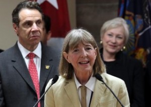 El gobernador de Nueva York, Andrew Cuomo (i), escucha a la directora del Instituto Roswell Park, Candance Johnson (c), en La Habana.