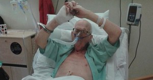 Norman Hogdes, de 78 años, está agonizando en una cama del Hospital general Sentara en Norfolk (Virginia). Es un agente de la CIA retirado, y acaba de confesar algo sorprendente: asesinó a Marilyn Monroe 