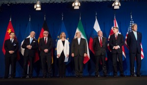Federica Mogherini, Jefa de la Diplomacia de la Unión Europea, Javad Zarif, Ministro de Exteriores de Irán, y John Kerry, vicepresidente de EEUU, en Lausana (Suiza). | AFP