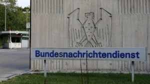 La agencia de inteligencia alemana, la BND, durante años ayudó a la Agencia de Seguridad Nacional de EE.UU. (NSA) a llevar a cabo espionaje contra miembros del Gobierno francés y la Comisión Europea, revelan medios alemanes.