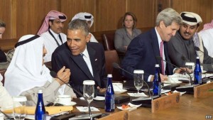 rey de Arabia Saudita, Salman ben Abdelaziz,Su rey boicoteó la reciente conferencia de países del Golfo Pérsico en Camp David al mismo tiempo que sus herederos designados le comunicaban a Obama que van a desarrollar la misma capacidad nuclear que desarrolle Irán. y mandó a dos príncipes que ocupan los cargos de ministro de Interior y ministro de Defensa. Pero no fue el único en rechazar la invitación, ya que de los seis jefes de Estado solo dos, Kuwait y Catar, acudieron a la cita. Los otros ausentes son el sultán de Omán, Qabus Bin Said Al Said, representado por el viceprimer ministro; el presidente de los Emiratos Árabes Unidos, Jalifa Bin Zayed Al Nahyan, excusado por problemas de salud y el rey de Baréin, Hamad Bin Isa Al Jalifa, quien rechazó la invitación de Obama para presenciar una carrera de caballos en Reino Unido.