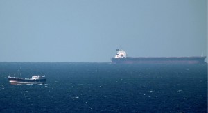 En enero de 2012, Barack Obama envió una carta privada a Teherán con una severa advertencia: el Estrecho de Ormuz era una "línea roja" para los Estados Unidos, y cualquier intento de Irán de cerrar el canal de navegación vital dibujaría una respuesta militar rápida.