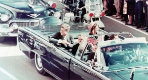 CODIGOABIERTO360: Incuestionablemente el magnicidio de John F. Kennedy (JFK), el trigésimo quinto Presidente de los EE.UU —y el cuarto en resultar asesinado producto de un atentado personal—pudo ser ejecutado, en gran parte, por el quebrantamiento de los protocolos que regulan y norman el trabajo y los códigos de los anillos de protección y seguridad personal de los dignatarios. En Miami, Florida, existen versiones acerca de la participación de varios tiradores, entre ellos uno de origen cubano) y otro de origen estadounidense nombrado Frank Anthony Sturgis (diciembre de 1924-diciembre de 1993) también c/p Frank Ángelo Fiorini ambos relacionado con el Sindicato del Juego —a través de Santos Trafficantes y Meyer Lansky— y con la Agencia Central de Inteligencia (CIA). Frank Fiorini, amigo de nuestro Publisher y en especial del subdirector de este tabloide sobre inteligencia publica digital —por haber sido veterano de Viet Nam y de la CIA— sin embargo siempre mantuvo un hermético y férreo silencio sobre este tema. Por el contrario Manuel F. Artime Buesa —c/p el “goldenboy cubano de la CIA y de los Kennedy”— un líder anticastrista que en 1959 dentro de Cuba fundara el Movimiento de Recuperación Revolucionaria (MRR), más tarde líder político anticastrista de la Brigada 2506 (invasión de Bahía de Cochinos) y Jefe de la Black Ops. (CIA) “Mangosta” declararía desde su Base de Operaciones en Costa Rica: “la bala que asesino e Kennedy también mato a nuestro movimiento”. Foto: President John F. Kennedy, First Lady Jacqueline Kennedy, and Texas Governor John Connally ride in a motorcade in Dallas, Texas, on November 22, 1963. Moments later the President and Governor were shot by an assassin. (Walt Sisco / Copyright Bettmann/Corbis / AP Images)