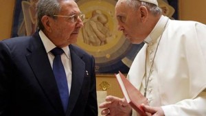 "Yo leo todos los discursos del papa, sus comentarios, y si el papa sigue así, yo volveré a rezar y volveré a la Iglesia, y no lo digo por broma", manifestó el presidente cubano Raúl Castro. "Yo soy del Partido Comunista Cubano, que no admitía creyentes, pero ahora lo estamos permitiendo, que es un paso importante", agregó. "He agradecido al Santo Padre su contribución al reacercamiento entre Cuba y Estados Unidos", manifestó Raúl.