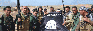 Peshmerga, milicias kurdo-iraquíes, posan con una bandera del Estado Islámico en el pueblo de Sultan Mari, oeste de Kirkuk, después de haber retomado la ciudad, que estaba en manos yihadistas. MARWAN IBRAHIM/AFP/Getty Images