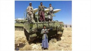 Combatientes de Ansarolá posan junto a un sistema de misiles en Saná, capital yemení