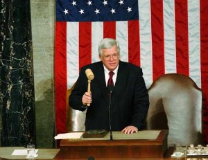 El ex presidente de la Cámara Dennis Hastert J. fue acusado de cargos federales Jueves, incluyendo mentir al FBI en un presunto intento de ocultar $ 3.5 millones en pagos a una persona para ocultar la mala conducta pasada. (Reuters)