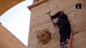 El 20 de mayo, las fuerzas de ISIS también capturaron la antigua ciudad siria de Palmira. La elección del objetivo no era ni espontánea ni inesperada. Situado justo en el centro de Siria, Palmyra constituye una de las dos principales rutas terrestres utilizadas por el gobierno de Irán para el transporte de material militar al régimen del presidente sirio, Bashar al-Assad. Foto El ISIS comenzó la destrucción del patrimonio cultural de la humanidad en Palmira.