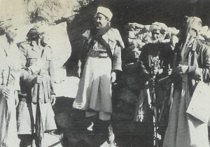 El primer ministro yemení, el príncipe Hassan, hablando con miembros de la tribu fuera de su cueva en Wadi Amlah, diciembre 1962. Muhammad al-Badr fuera de su cueva en Jabal Sheda. Con él es su primo, el príncipe Hassan bin Hussein.