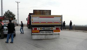 Codigoabierto360.com: Documentos oficiales secretos, filtrado en Internet, refieren que la Comandancia General de la Gendarmería, señalan en un informa que el fiscal de un tribunal de Adana instruyó al Comando Provincial de Gendarmería Adana ordeno detener y registrar camiones pertenecientes a la Organización Nacional de Inteligencia de Turquía (MIT) conteniendo misiles, morteros y municiones antiaéreas para las organización terrorista que combaten en Siria. Mas tarde el Fiscal Fiscal Aziz Takci, que había ordenado buscar los camiones para ser buscados, fue destituido de su cargo y 13 soldados involucrados en la búsqueda fueron llevados a la corte por cargos de espionaje. Codigoabierto360.com: Documentos oficiales secretos, filtrado en Internet, refieren que la Comandancia General de la Gendarmería, señalan en un informa que el fiscal de un tribunal de Adana instruyó al Comando Provincial de Gendarmería Adana ordeno detener y registrar camiones pertenecientes a la Organización Nacional de Inteligencia de Turquía (MIT) conteniendo misiles, morteros y municiones antiaéreas para las organización terrorista que combaten en Siria. Mas tarde el Fiscal Fiscal Aziz Takci, que había ordenado buscar los camiones para ser buscados, fue destituido de su cargo y 13 soldados involucrados en la búsqueda fueron llevados a la corte por cargos de espionaje.