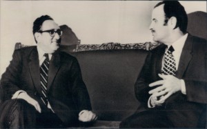 Creímos que Hafez al Asad había acabado con todos los idiotas en su país, pero afortunadamente todavía existen 3 millones de ellos, acaso creyeron que hemos creado revoluciones en Túnez, Libia e Egipto para los árabes? Se rie burlandose y luego dice: Todo eso fue por Irán y Siria, intenté con Hafez al Asad y admito que es la única persona que me derrotó y me humilló en toda mi vida.Foto: Henry Kissinger and the late President Hafez al-Assad, during one of their several meetings, in Damascus. It was the former American Secretary of State