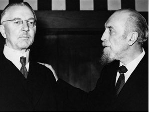 De izquierda a derecha, Hjalmar Schacht, ministro de Economía de Hitler, con su buen amigo Montagu Norman, gobernador del Banco de Inglaterra de 1920 a 1944. 