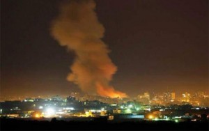 Varias explosiones masivas sacudieron la Franja de Gaza el jueves por la noche en medio de múltiples informes sobre aviones israelíes que sobrevolaban la zona. Se informa que previamente, dos cohetes fueron lanzados desde Gaza contra Israel, pero no lograron causar ningún daño.