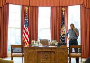 A pesar de su arrogancia gigantesca, Washington se ha dado cuenta de que los EE.UU. no pueden enfrentar a Rusia, China, Irán y al Estado islámico simultáneamente. Foto: El presidente Barack Obama habla por teléfono en la Oficina Oval con el presidente ruso, Vladimir Putin, sobre la situación en Ucrania, 1 de marzo de 2014. (Pete Souza / Casa Blanca)