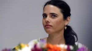 La ministra de Justicia, Ayelet Shaked, de 39 años, del partido Hogar Judío —un Partido , declaradamente opuesto a la formación de un Estado palestino que defiende los intereses de unos 500.000 colonos judíos asentados en Cisjordania de anexar parte de Cisjordania a Israel —.es de tendencia ultra radical, enemiga jurada de los palestinos y fue promotora proyecto de ley “Israel Estado nacional del pueblo judío” al que sus críticos consideraban que podía socavar el carácter democrático del Estado.