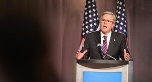 Bush dio 10 discursos pagados por la firma Poongsan Corp de Corea del Sur la que obtuvo más de $ 1 mil millones en contratos otorgados por el gobierno de su hermano George W Bush. Jeb no reveló cuánto le pagó  Poongsan, pero discursos extranjeros de este tipo pronunciados por prominentes políticos estadounidenses suelen cosechar cheques de pago en las seis cifras. El primer discurso fue en 2007, pocos meses antes de que la administración de George W. Bush otorgara a Poongsan un contrato para producir monedas por valor de US Mint tanto como $ 1 mil millones. Jeb Bush pronunció nueve discursos más entre entonces y el 2013, cuando pronunció dos discursos más para Poongsan.CHICAGO, IL - FEBRUARY 18:  Former Florida Governor Jeb Bush speaks to guests at a luncheon hosted by the Chicago Council on Global Affairs on February 18, 2015 in Chicago, Illinois. Bush delivered his first major foreign policy speech at the event as he continues to test the waters for a potential run for president in 2016.  (Photo by Scott Olson/Getty Images)