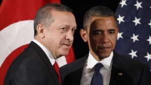 Durante los últimos dos días, el gobierno de Turquía ha ejecutado un fuerte cambio en su política exterior, alineándose más estrechamente con la estrategia militar de Washington en la región para convertirse efectivamente en una parte activa de la "coalición" dirigida por Estados Unidos para hacer la guerra en Irak y Siria. Foto: Los presidentes de Turquía y EE.UU., Recep Tayyip Erdogan (izda)