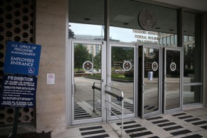 Hasta 21 millones de archivos individuales fueron robados en junio, cuando los hackers irrumpieron en el sistema informático de la Oficina de Administración de Personal (OPM). Parte del trabajo de la OPM La entrada al edificio federal Theodore Roosevelt que alberga la Oficina de Administración de Personal de la sede (Photo by Mark Wilson/Getty Images)