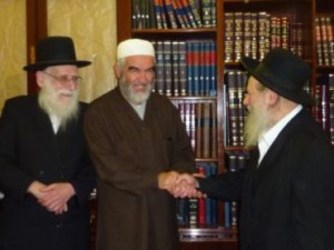 El Rabino Aharón Hacohen, líder de Naturei kaka”, bendice con la brajá ”Baruj ha mekadesh sh’mó be ravim”(al que enaltece a D-s ante todos) en Londres a Raid Salah, un conocido ciudadano israelí que estuvo en prisión por haber agredido en varias oportunidades a policías israelíes y un perpetrador de numerosos actos de terror en Israel e incitador al exterminio de la raza judía