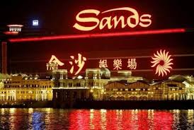 Funcionarios en China piensan que las agencias de espionaje de Estados Unidos están utilizando los casinos en Macao para atrapar a empleados del gobierno chino, según un informe elaborado en nombre de una cadena de casinos de propiedad estadounidense en la ex colonia portuguesa. El informe fue elaborado por un investigador privado y fue comisionado por Sands China, la rama de Macao de una empresa de casino propiedad de Sheldon Adelson, un magnate del juego de origen estadounidense.