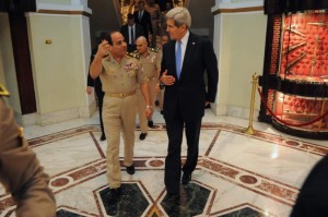 La amenaza ISIS en el Sinaí no es reto de seguridad más problemático del régimen egipcio. Foto: El ministro egipcio de Defensa, el general Abdul Fatah Khalil al-Sisi despide a la secretaria de Estado estadounidense, John Kerry, después de una reunión en El Cairo, Egipto, el 3 de noviembre de 2013. (Departamento de Estado de los EE.UU.)