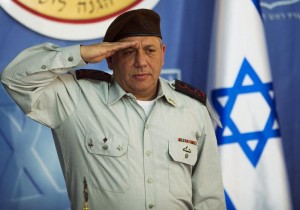 El lunes, 06 de julio, el Jefe de Estado Mayor Teniente General Gady Eisenkott dio a conocer la respuesta de Israel a ese desafío. Se trata de una fuerza terrestre multi-propósito de comando único, especialmente diseñado para combatir ISIS y proporcionar las "botas sobre el terreno", que la coalición liderada por Estados Unidos ha mantenido detrás de los islamistas "en constante expansión en su frente de guerra. Foto: El jefe del Estado Mayor, teniente general Gadi Eizenkot,