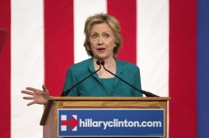 Miami, 31 jul (EFEUSA).- La precandidata demócrata a la Presidencia Hillary Clinton hizo hoy desde Miami un llamado al Congreso federal para que acabe con el embargo a Cuba “para siempre”, pues esta medida, subrayó, ayuda a mantener a la isla aislada. La precandidata demócrata a la Presidencia de EE.UU. Hillary Clinton pronuncia un discurso durante un acto de campaña en Miami, Florida, Estados Unidos, hoy, viernes 31 de julio de 2015. EFE