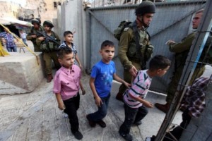 Hasta penas de de 10 años pueden recibir los niños palestinos si los fiscales no pueden probar la intención dañina de la catapulta, y 20 años, si está claro que desean causar daño corporal. Foto: Menores palestinos “capturados” por  tropas de combate las Fuerzas de Defensa de Israel (IDF)