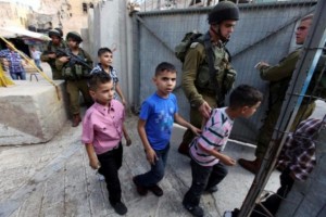 Hasta penas de de 10 años pueden recibir los niños palestinos si los fiscales no pueden probar la intención dañina de la catapulta, y 20 años, si está claro que desean causar daño corporal. Foto: Menores palestinos “capturados” por tropas de combate las Fuerzas de Defensa de Israel (IDF)