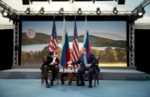 El presidente Barack Obama de los Estados Unidos y el presidente Vladimir Putin de Rusia se preparan para dar la mano para las cámaras siguientes declaraciones a la prensa en la Cumbre del G-8 39a en Lough Erne, el condado de Fermanagh, en Irlanda el 17 de junio de 2013. (Pete Souza / Casa Blanca)