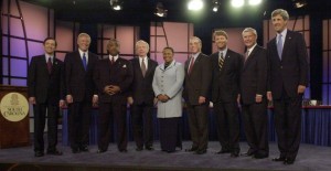 Aspirantes presidenciales demócratas plantean antes de su debate la noche del sábado, 3 de mayo de 2003, en Columbia, SC De izquierda a derecha son: representante Dennis Kucinich, de Ohio;. Rep. Dick Gephardt, de Missouri, el reverendo Al Sharpton, de Nueva York; Sen Joe Lieberman, de Connecticut; el ex senador Carol Moseley Braun, de Illinios; el ex gobernador Howard Dean, de Vermont; Sen John Edwards, de Carolina del Norte; El senador Bob Graham, de Florida; y el senador John Kerry, de Massachusetts. (Foto AP / Mary Ann Chastain)