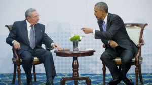 Obama dejó a Israel en el frío cuando revivió lazos con Cuba: Estados Unidos no ALERTO  a Jerusalén antes de acercamiento y no plantearon  la cuestión de postura crítica de La Habana en el Estado judío. Foto: El presidente estadounidense, Barack Obama, a la derecha, se inclina hacia el presidente cubano, Raúl Castro, durante su reunión en la Cumbre de las Américas en la Ciudad de Panamá, Panamá, sábado, 11 de abril de 2015. (Foto AP / Pablo Martinez Monsivais) * Raphael Raphael Ahren Ahren es el corresponsal diplomático en el Times de Israel.