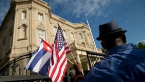 Edwardo Clark, un cubano-estadounidense, sostiene una bandera americana y una bandera cubana mientras celebra fuera de la nueva embajada de Cuba en Washington, 20 de julio de 2015. (AP / Andrew Harnik)