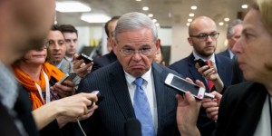 El senador Robert Menéndez (demócrata por Nueva Jersey) esta acusado de utilizar su cargo para promover los intereses financieros de un amigo a cambio de sobornos. (Brendan McDermid / Reuters)