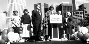 Cuando el demócrata Pat Schroeder exploró una carrera a la presidencia en 1987, se encontró con un montón de gente que estaba emocionado de que ella podría convertirse en la primera mujer en la Oficina Oval. 9/1987; Rodeada de familiares, Pat Schroeder anuncia que no va a entrar en la carrera por la nominación demócrata a la presidencia .; (Foto por Damian Strohmeyer / The Denver Post a través de Getty Images)